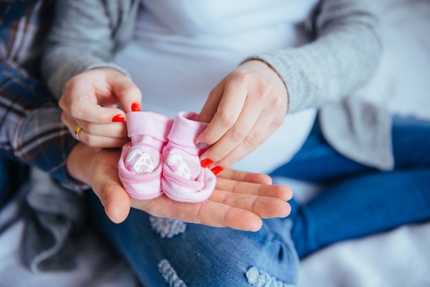 Paare, die Socken eines Babys halten.