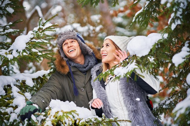 Paare, die Spaß in der Winterlandschaft und im Schnee haben. Foto in hoher Qualität