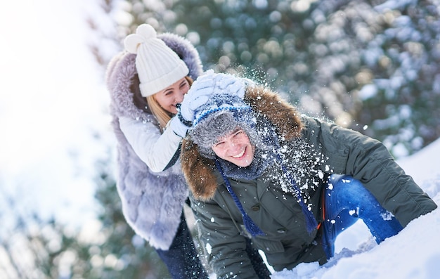 Paare, die Spaß in der Winterlandschaft und im Schnee haben. Foto in hoher Qualität