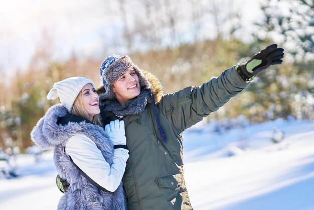 Paare, die Spaß in der Winterlandschaft und im Schnee haben. Foto in hoher Qualität