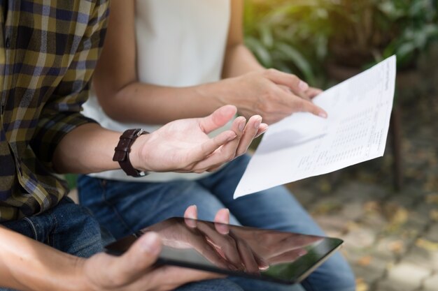 Paare, die über Brainstormingprojekt sprechen