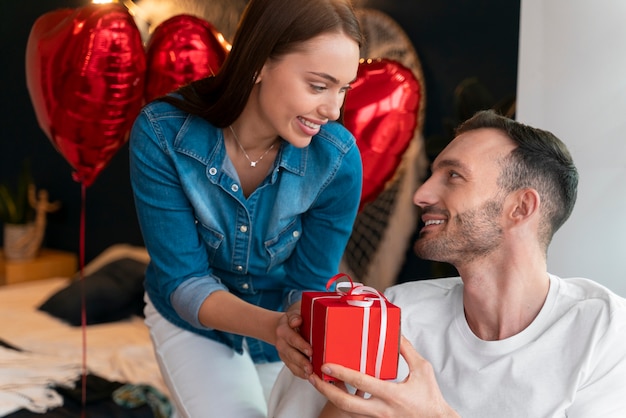 Foto paare, die valentinstagfeier genießen