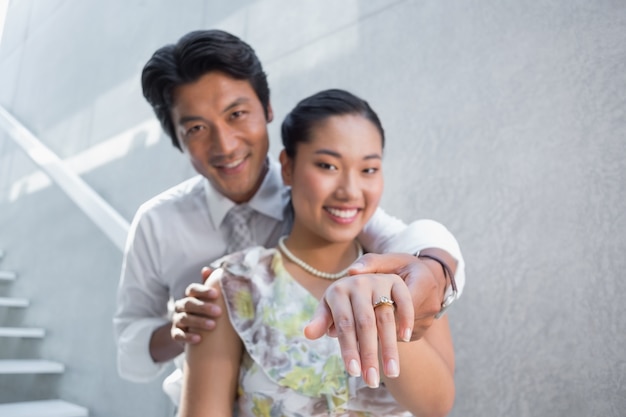 Paare, die Verlobungsring auf dem Finger der Frau zeigen