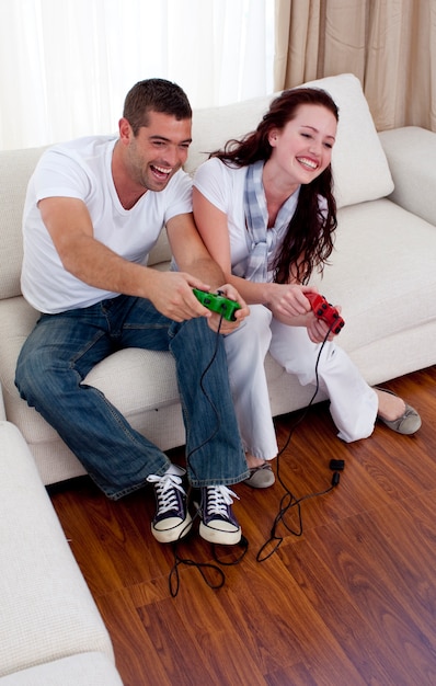 Paare, die Videospiele im Wohnzimmer spielen