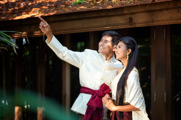 Paare, die vor der Hochzeit Fotos im thailändischen Stil schießen. weiches schönes Vorhochzeitsfoto der Braut und des Bräutigams.