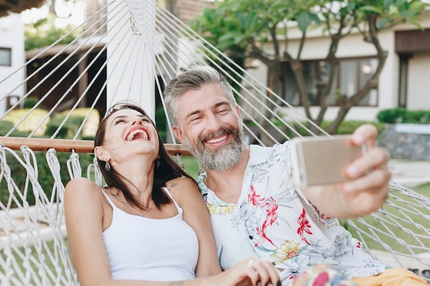 Paare, die während der Ferien ein selfie nehmen