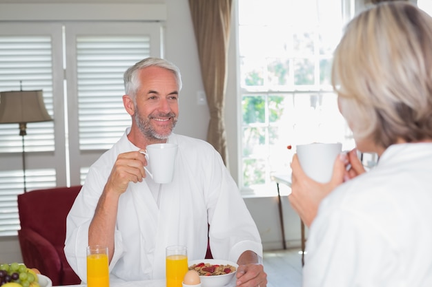 Paare, die zu Hause frühstücken