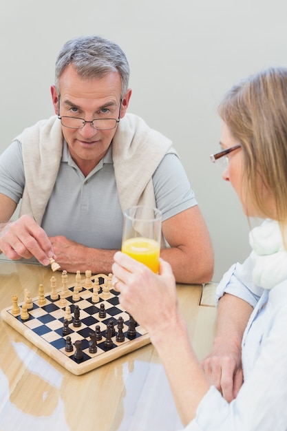 Paare, die zu Hause Schach spielen