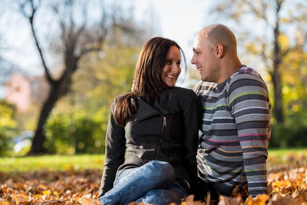 Paare, die zusammen am Park liegen