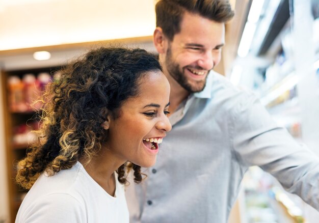 Paare, die zusammen an einem Supermarkt kaufen