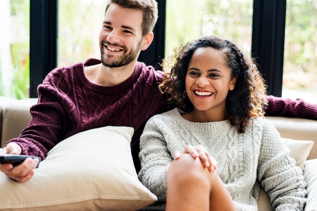 Paare, die zusammen eine Fernsehsendung aufpassen