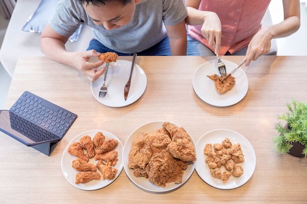 Paare, die zusammen essen