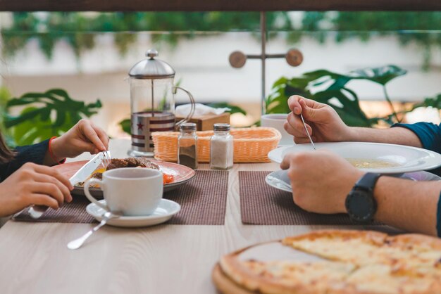 Paare, die zusammen im Mall-Café zu Mittag essen, datieren eine Beziehung