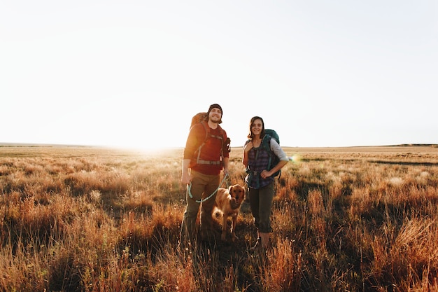 Paare, die zusammen in der Wildnis wandern