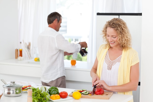 Paare, die zusammen in ihrer Küche kochen