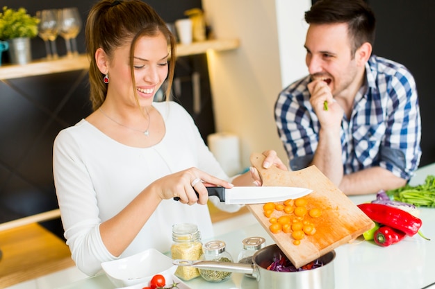 Paare, die zusammen kochen