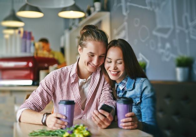 Paare, die zusammen Technologie inlove valentines