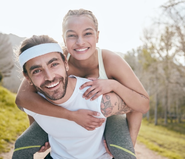 Paare, die zusammen trainieren, halten zusammen. Aufnahme eines gutaussehenden jungen Mannes, der seine Freundin huckepack mitnimmt, während er sich während ihres Outdoor-Trainings mit ihr verbindet.