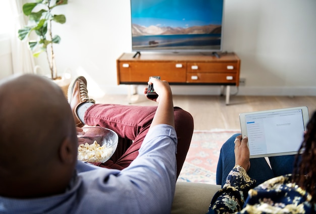 Paare, die zusammen zu Hause fernsehen