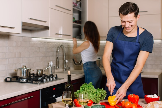 Paare, die zusammen zu Hause in der Küche kochen