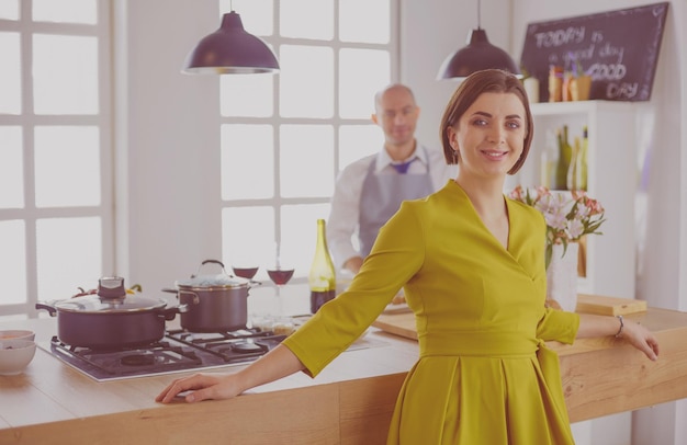 Paare, die zusammen zu Hause in der Küche kochen