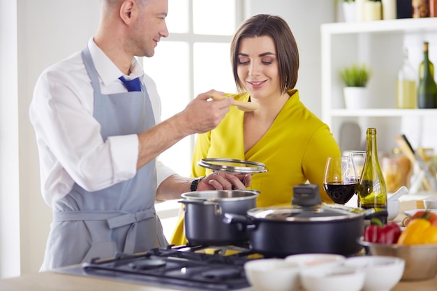 Paare, die zusammen zu Hause in der Küche kochen