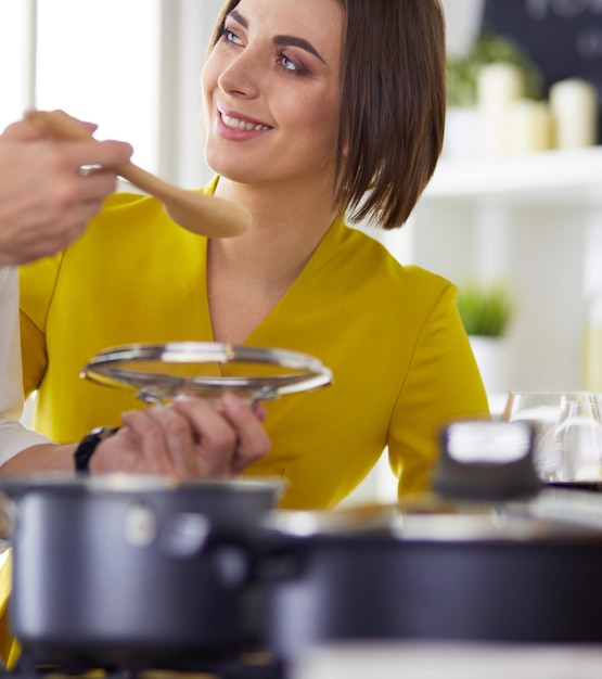 Paare, die zusammen zu Hause in der Küche kochen