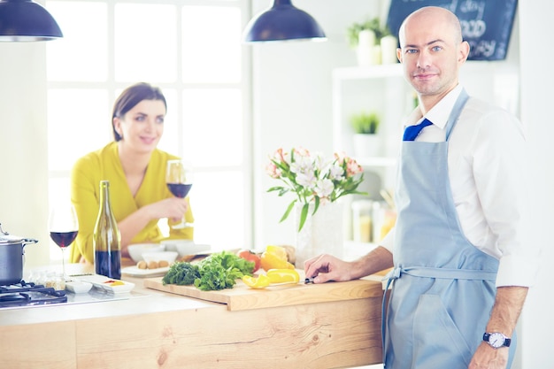 Paare, die zusammen zu Hause in der Küche kochen