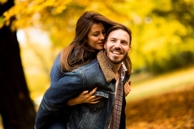 Paare im Herbstpark