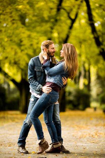 Foto paare im herbstpark