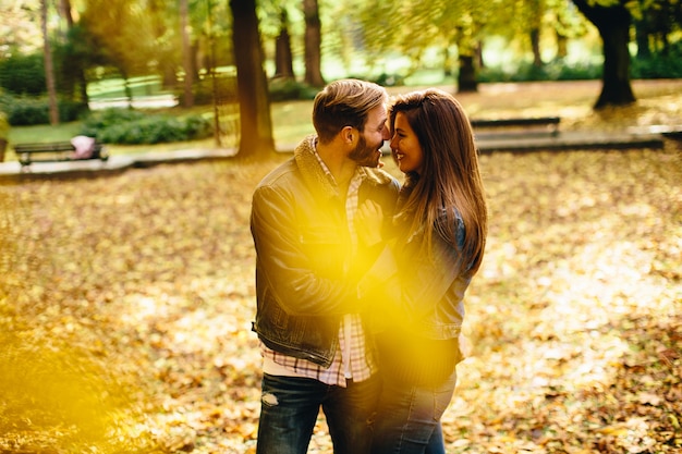 Paare im Herbstpark