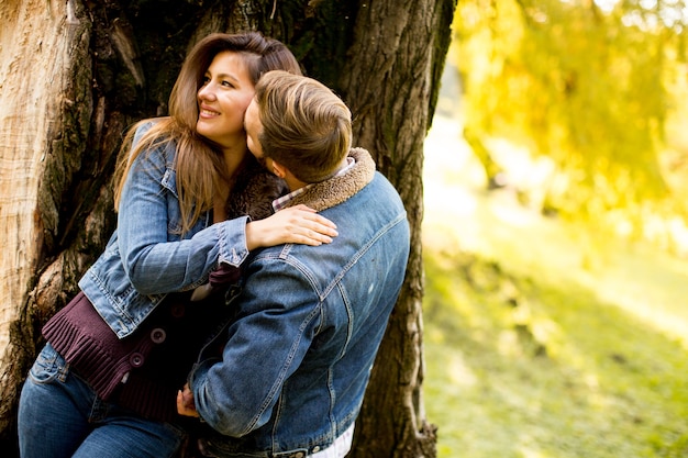 Paare im Herbstpark