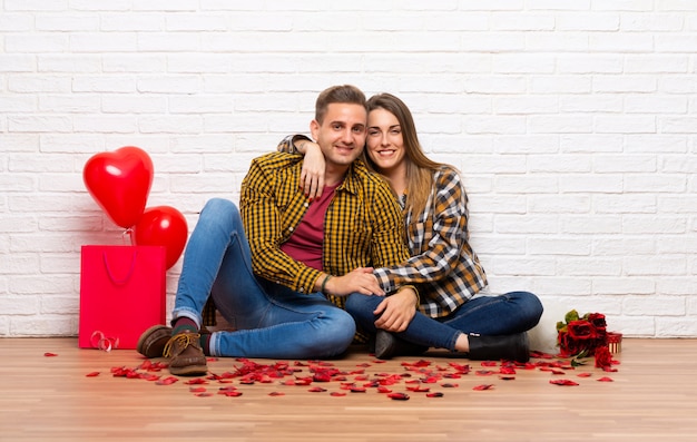 Paare im Valentinstag am zuhause umarmen