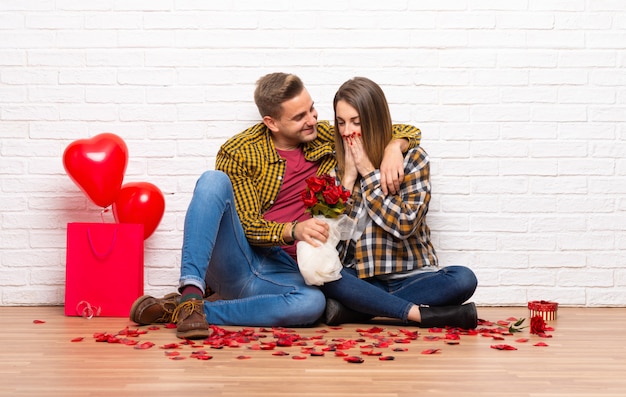 Paare im Valentinstag zuhause mit Blumen