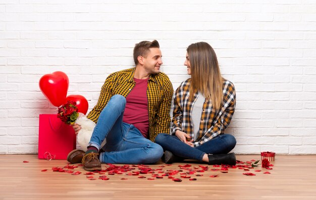 Paare im Valentinstag zuhause mit Blumen