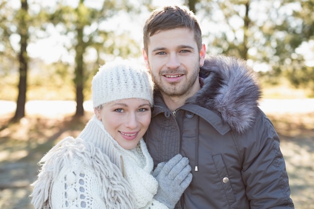 Paare in der Winterkleidung im Wald