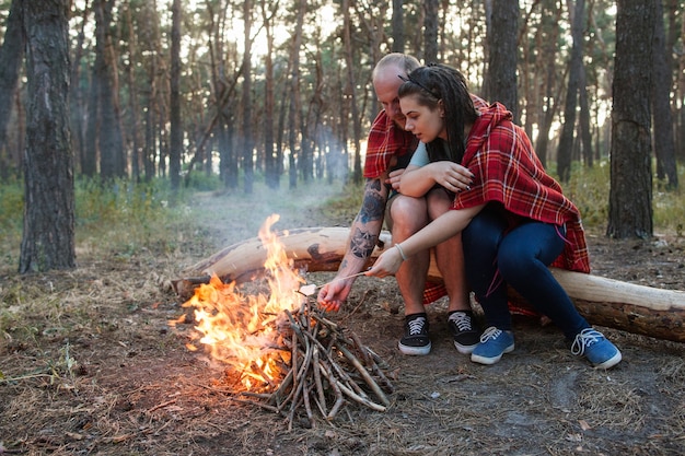 Paare lieben Natur Picknick Lagerfeuer Wald Konzept. Glücklich zusammen.