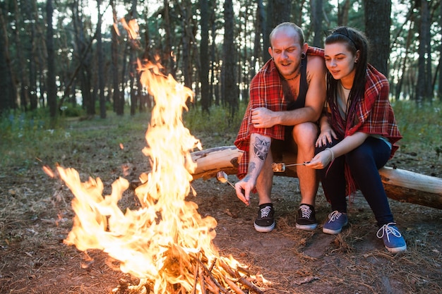 Paare lieben Natur Picknick Lagerfeuer Wald Konzept.