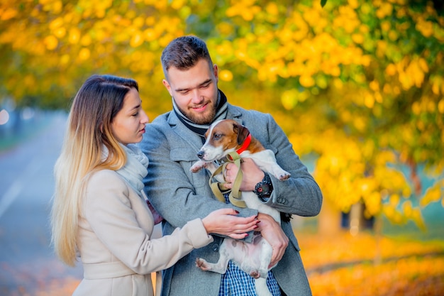 Paare mit Hund an der Herbstsaisongasse.