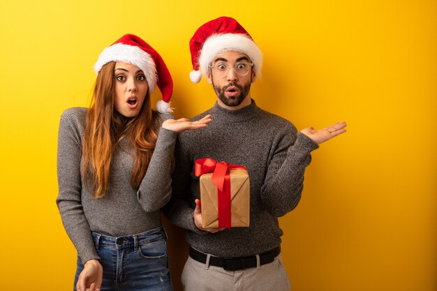 Paare oder Freunde, die Geschenke halten und Einkaufstaschen, die etwas auf Palmenhand halten