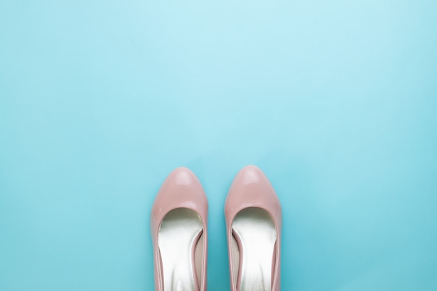Paare Schuhe der Pastellrosafrau auf Türkis färben Hintergrund, minimales Konzept der Mode