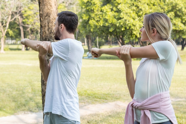 Paare trainieren im Park.