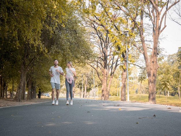 Paare trainieren im Park.