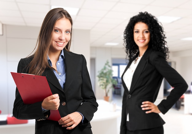 Paare von weiblichen Managern im Büro