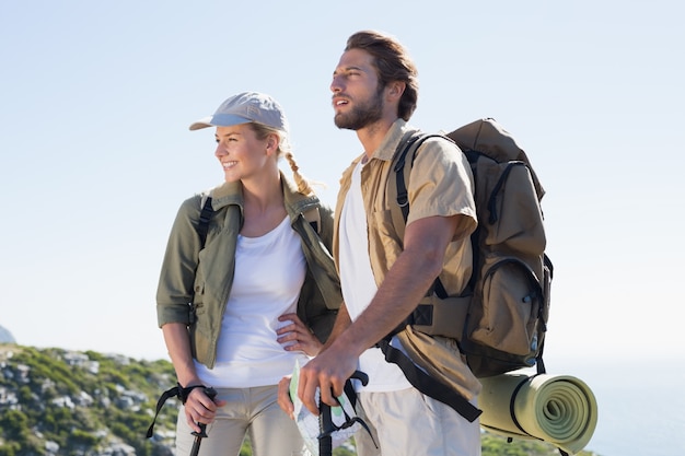 Paare wandern, die Berggipfel voran betrachten