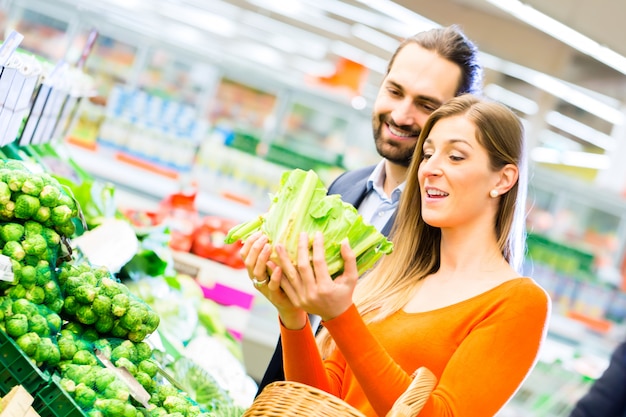 Paareinkaufslebensmittel im Supermarkt