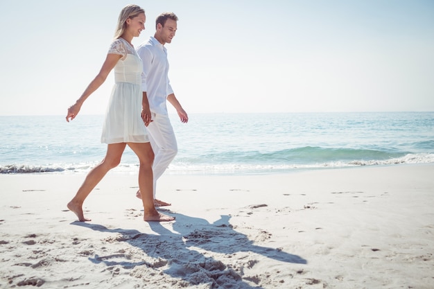 Paarhändchenhalten und Stellung am Strand