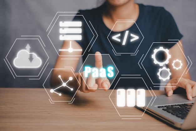 PaaS-Plattform als Dienst Frau berührt mit der Hand das PaaS-Symbol auf dem VR-Bildschirm auf dem Schreibtisch Hintergrund Internettechnologie und Entwicklungskonzept