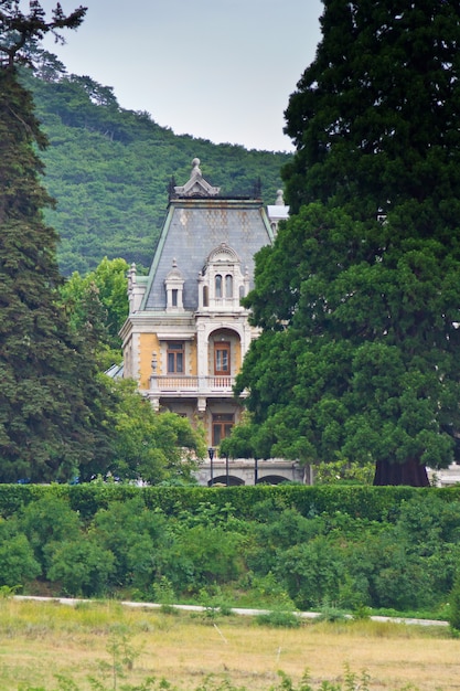 Pabellón de caza en las montañas