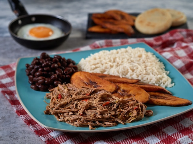 Pabellón criollo con huevos comida típica venezolana y colombiana con carne desmenuzada arroz y frijoles